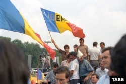 27 august 1991, Chișinău: oamenii s-au adunat la Parlament pentru a sprijini declararea independenței.