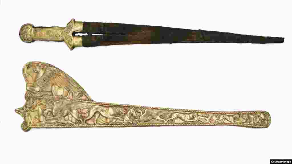 A leletek között található ez a kard és hüvely, amelyet a nomád szkíták hagytak hátra a félsziget görög gyarmatosítása során. A szkíták szakértő kézművesek voltak, akik különféle módszereket alkalmaztak, többek között kovácsolást, intarziát és öntést