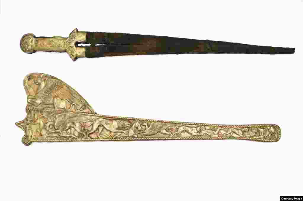 Među artefaktima se nalaze mač i korice mača, koje su nomadski Skiti ostavili za vreme grčke kolonizacije poluostrva Krim. Skiti su bili vešte zanatlije koji su koristili razne metode, uključujući kovanje, oblaganje i livenje. &nbsp;