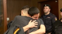 Айдар Губайдулин обнимает брата после освобождения под подписку о невыезде в зале суда