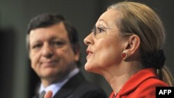Жозе Мануэл Баррозу жана Бенита Ферреро-Валднер Брюсселде "Чыгыштагы өнөктөштүк" планын жарыялап жатышат.