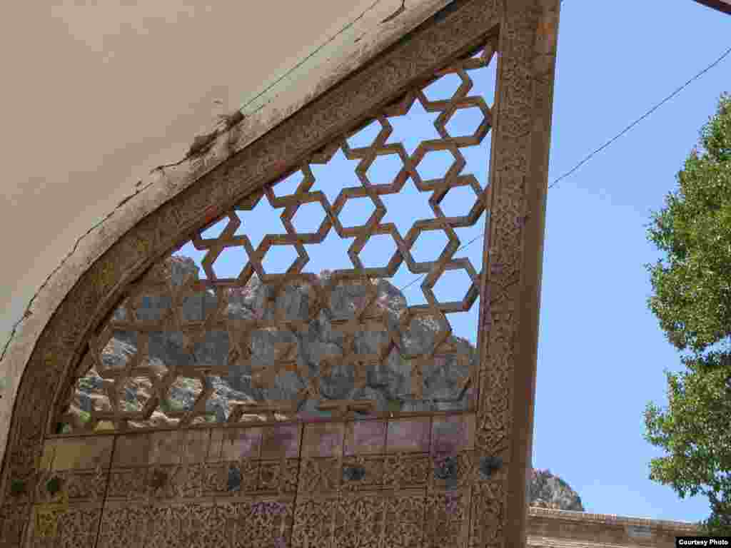 Фрагмент ворот старинной мечети &quot;Рават Абдулла-хана&quot;, построенной в XVII-XVIII века.