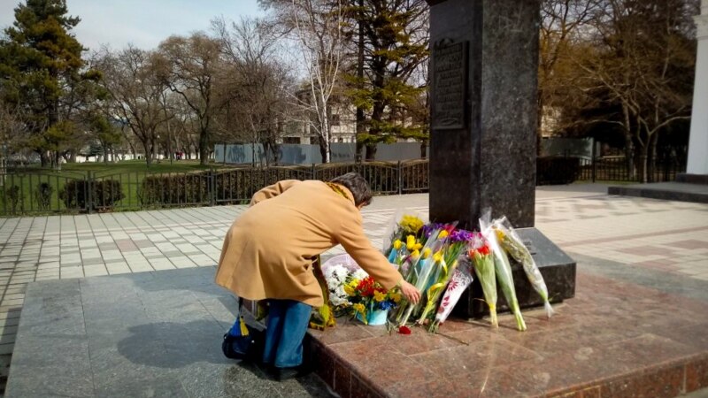 В Симферополе возложили цветы к памятнику Тарасу Шевченко (+ фото)
