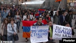 Armenia - Armenians demonstrate against Russian arms sales to Azerbaijan, Yerevan, 13Apr2016.