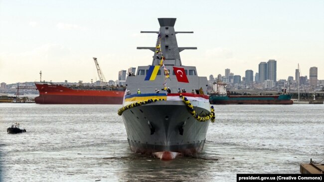 Украинский корвет турецкой постройки "Гетман Иван Мазепа" класса Ada в день спуска его на воду. Стамбул, Турция, 2 октября 2022 года