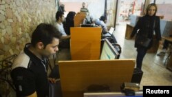 Тегерандағы интернет-кафелердің бірінде. 9 мамыр 2011 жыл.
