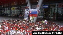 Azarkeşlər "Lokomotiv" klubunun həlak olan oyunçularını anır