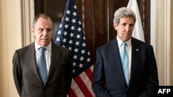 Russian Foreign Minister Sergei Lavrov (left) and US Secretary of State John Kerry stand together before a meeting in London on March 14.
