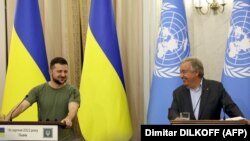 Președintele Ucrainei, Volodimir Zelensk (stânga) și secretarul general ONU, Antonio Guterres. Lvov, 18 august 2022