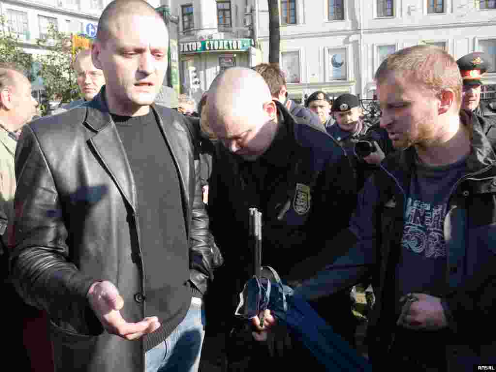 Ответ на обращение оппозиционеры собирались ждать в палатке у памятника Героя Плевны.