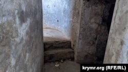 Вход из орудийного дворика в подбрустверную галерею