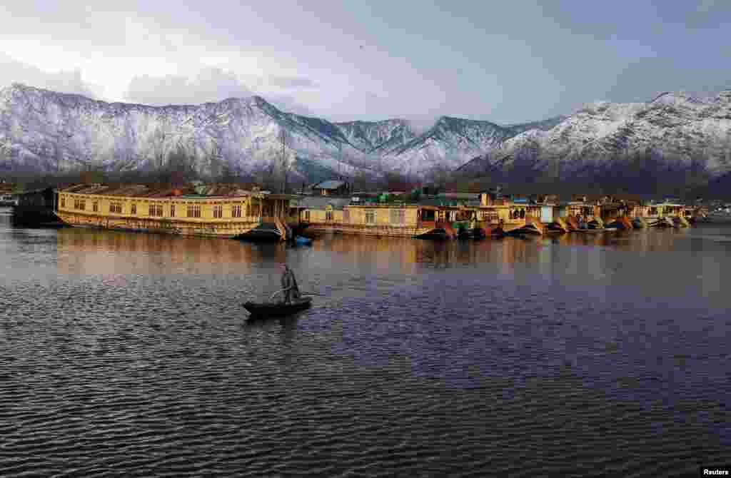A Kashmiri man rows his boat in the waters of Dal Lake on a cold winter evening in Srinagar. (Reuters/Danish Ismail)