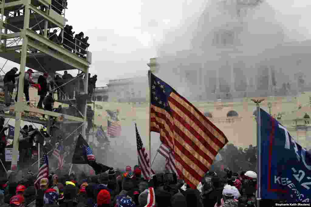 Pristalice Donalda Trampa ispred Kapitola u Vašingtonu