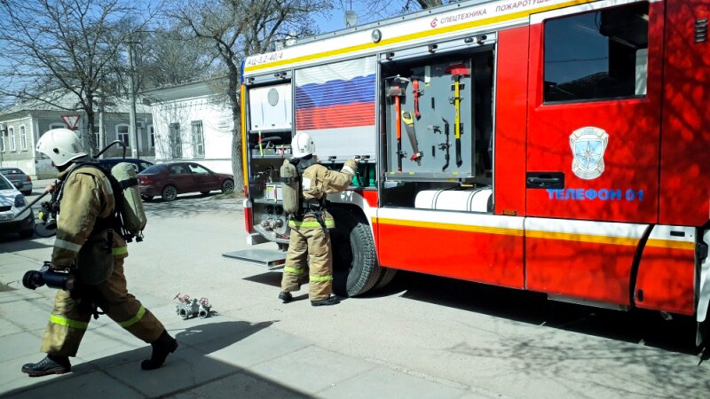 В Керчи произошел пожар на балконе жилого дома, эвакуировали трех человек – МЧС