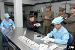 Ким Чен Ын дает указания на заводе по производству мобильных телефонов