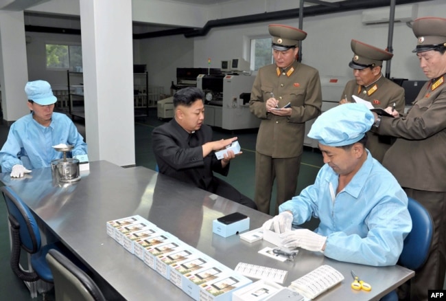 Кім Чен Ин дає вказівки на заводі з виробництва мобільних телефонів