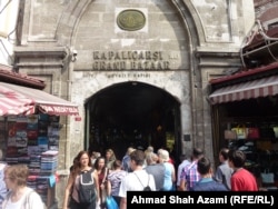 Вход на самый знаменитый в Турции Большой базар Стамбула, где расположены десятки ювелирных магазинов