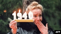 A Polish woman mourns during a ceremony in Katyn in 1989.