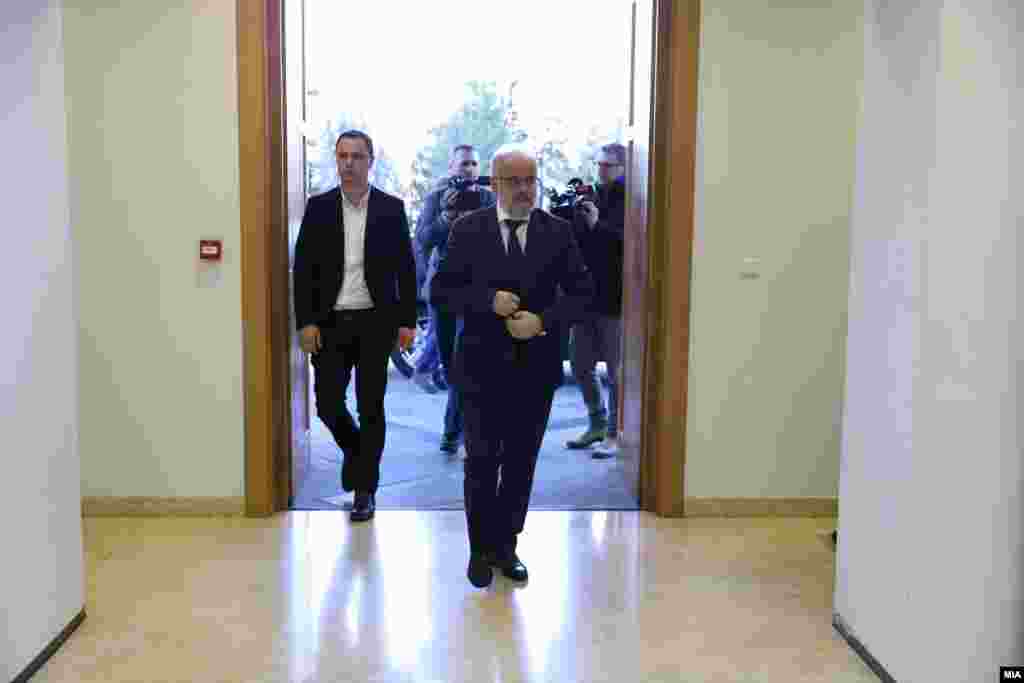 МАКЕДОНИЈА - Повикот до пратениците од опозицијата е да останат вклучени во работата на Собранието. Навреме се соопштени сите идеи. Три месеци зборуваме за тоа. Собранието нема целосно да работи онлајн. Тоа не е идејата, изјави денеска претседателот на Собранието, Талат Џафери.