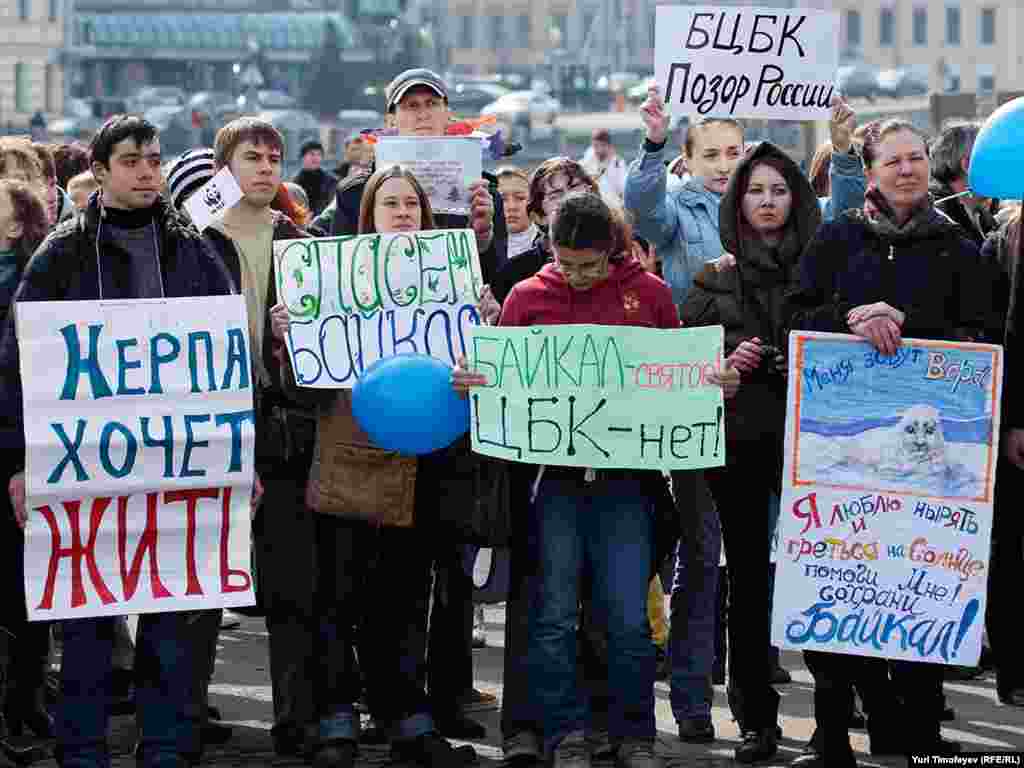 Фотография Юрия Тимофеева, Радио Свобода - У памятника Репину собрались около 300 человек с плакатами и лозунгами, призывающими спасти Байкал