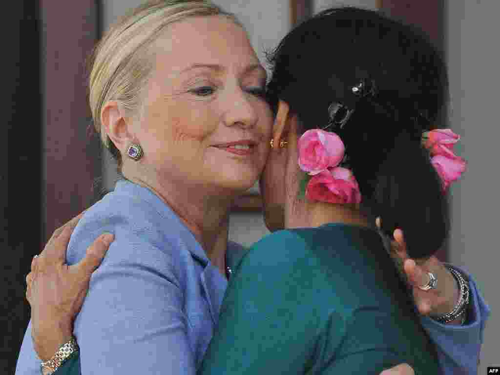 Burma - Američka državna sekretarka Hillary Clinton sastala se sa liderom prodemokratske burmanske struje Aung San Suu Kyi, koja je više godina bila u kućnom pritvoru, 02.12.2011. Foto: AFP / Soe Than Win