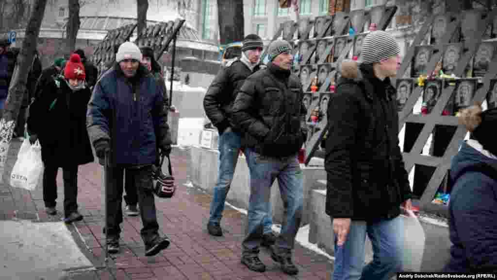 &laquo;Куплені активісти&raquo; з мітингу під НБУ проходять повз меморіалу Героям Небесної сотні, Київ, 16 листопада 2016 року БІЛЬШЕ ПРО ЦЕ