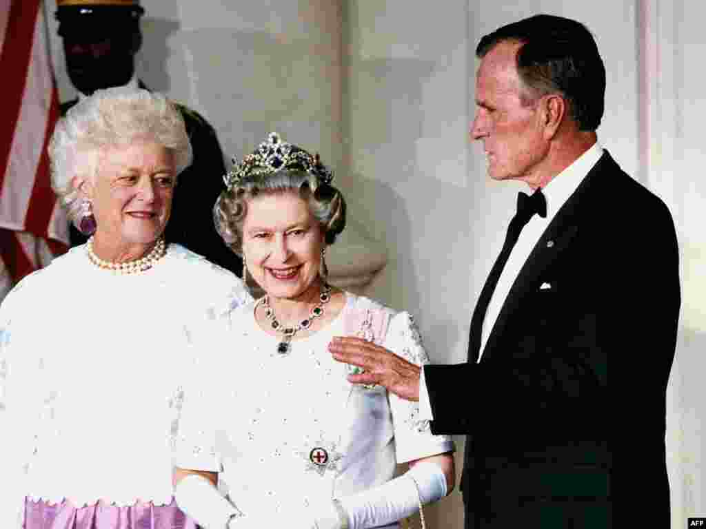 În 1991,&nbsp;Regina Elisabeta a II-a a Marii Britanii face o nouă vizită în SUA unde se întâlnește cu președintele&nbsp; George Bush. Fotografia a fost făcută pe 14 mai 1991 la Casa Albă.&nbsp; &nbsp;