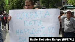 Контра протест за поддршка на изградба на црква Св. Констатин и Елена во Скопје.