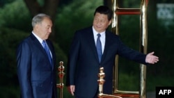 Президент Китая Си Цзиньпин (cправа) и президент Казахстана Нурсултан Назарбаев. Шанхай, 19 мая 2014 года.