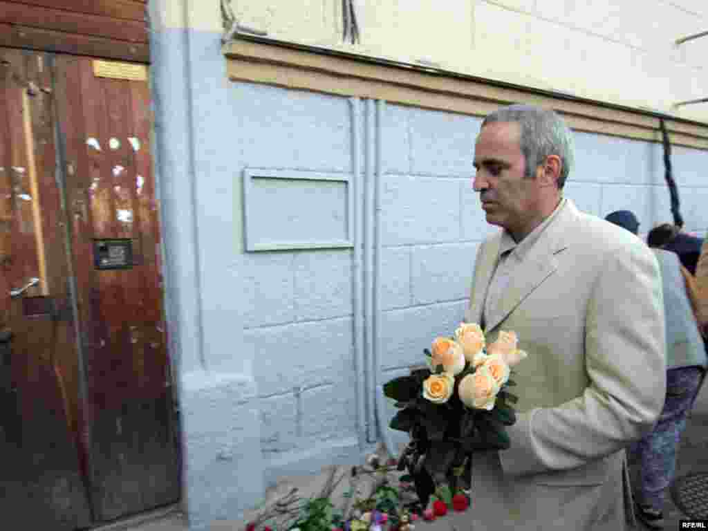 У дома Анны Политковской. Гарри Каспаров возлагает цветы к месту убийства