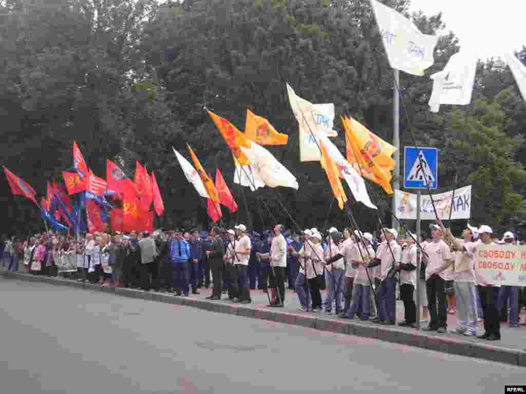 Сторонники и противники НАТО разделенные кордоном милиции на митинге во Львове, 17 июня 2008