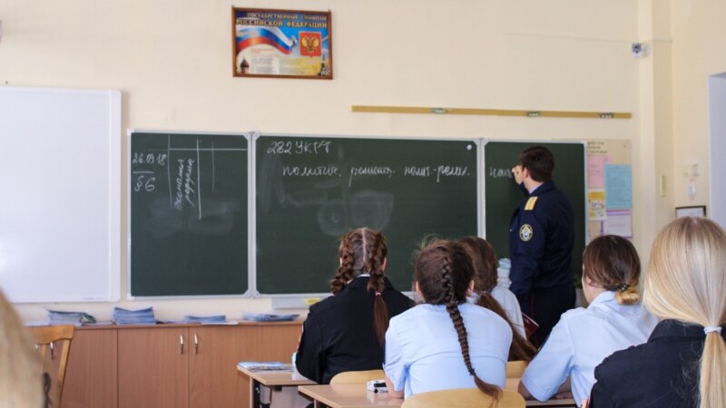 Российские полицейские проводят беседы о борьбе с терроризмом в школах Севастополя