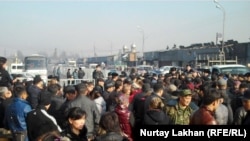 Торговцы сгоревших на барахолке рынков вышли на акцию протеста. Алматы, 19 ноября 2013 года.