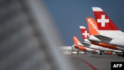 Avionët komercialë të linjës ajrore EasyJet dhe degës së Lufthansa-s, linja ajrore zvicerane të parkuar në Aeroportin e Gjenevës. Foto nga arkivi.