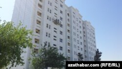 Aşgabat şäherindäki köp gatly jaýlaryň biri (Illýustrasiýa suraty)