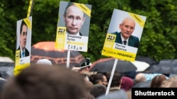 Сторонники "Открытой России" на акции 12 июня в Уфе 