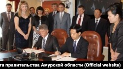 Соглашения о строительстве канатной дороги подписано между главами российского и китайского регионов в 2012 году.