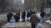 Місцеві жителі набирають воду зі свердловини. Донецьк, 5 лютого 2015 року