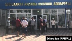 Наразы дихандар Мақтаарал аудандық әкімдігі алдында тұр. Түркістан облысы, 11 мамыр 2020 жыл.