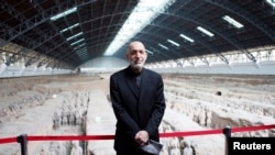 Afghanistan's President Hamid Karzai poses for photographs as he visits the Museum of Qin Terracotta Warriors and Horses during his trip in Xi'an, Shaanxi province, September 26, 2013