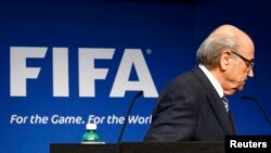 Sepp Blatter qısa bəyanatdan sonra istefaya gedir.
