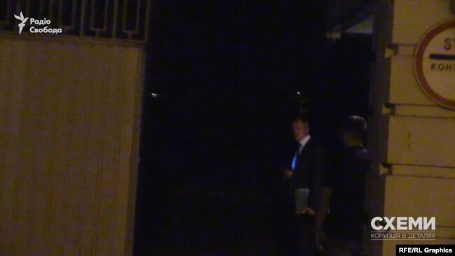 «Схеми» зафіксували на режимній території невідомого чоловіка в костюмі «Схеми» зафіксували на режимній території невідомого чоловіка в костюмі