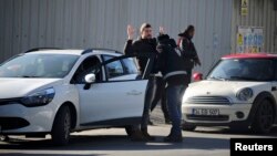 Полицейский проверяет водителя близ ночного клуба, в котором произошел теракт. Стамбул, 2 января 2017 года.
