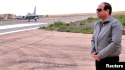 الرئيس المصري عبد الفتاح السيسي في زيارة لمنطقة حدودية مع ليبيا