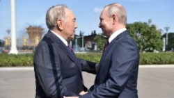 Президент России Владимир Путин (справа) приветствует бывшего президента Казахстана Нурсултана Назарбаева в Москве. 7 сентября 2019 года.
