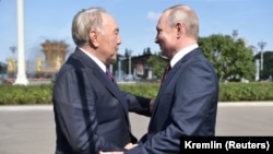 Președintele rus Vladimir Putin şi fostul președinte kazah Nursultan Nazarbaev. Moscova, 7 septembrie 2019