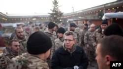دو میزیر وزیر دفاع آلمان هنگام دیدار سربازان کشورش از افغانستان