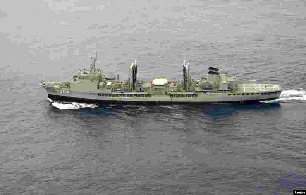Корабль Военно-морских сил Австралии, участвующий в поисках пропавшего самолета. Индийский океан, 24 марта