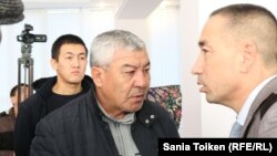 Жаңаөзенде қамалған белсенділердің бірі Нұрлыбек Нұрғалиев (ортада). Архив сурет.