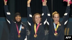 Ibtihaj Muhammad (soldan birinci), Pan America Oyunlarında (Guadalajara 2011-ci il) qızıl medala sevinir